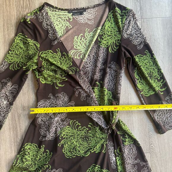 BCBG Maxazria Abstract Print V-Neck Wrap Dress With Tie Waist Size XS Brown - Picture 3 of 12
